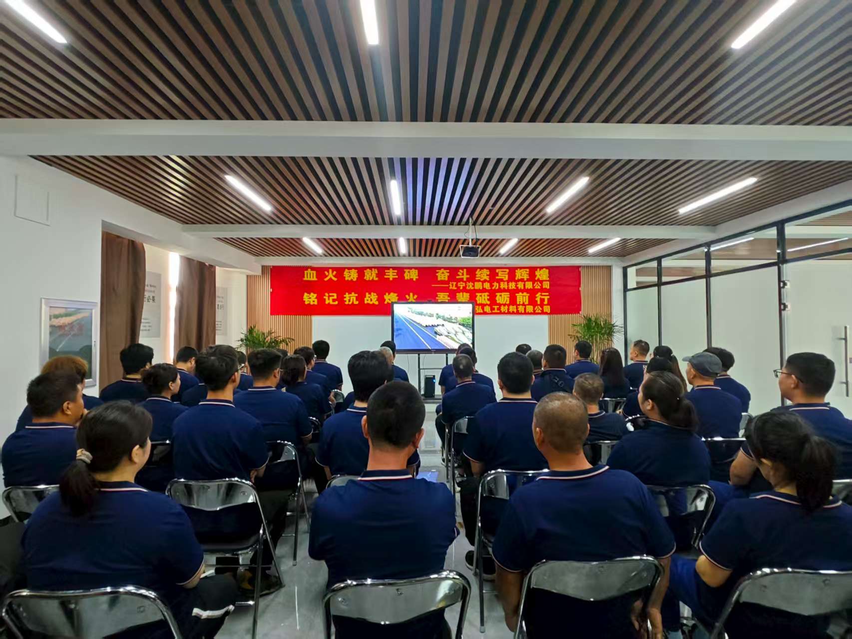 沈鵬觀看直播.jpg 沈鵬觀看直播.jpg